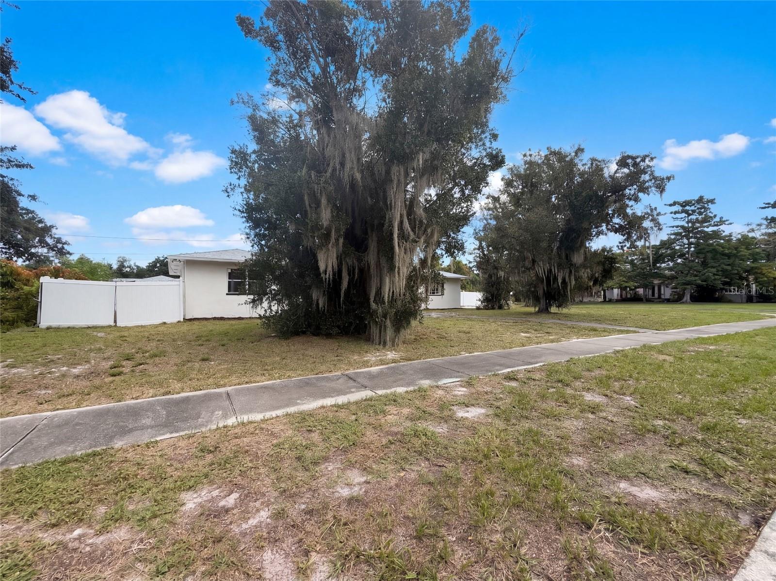 601 Myrtle Way S Property Photo 6