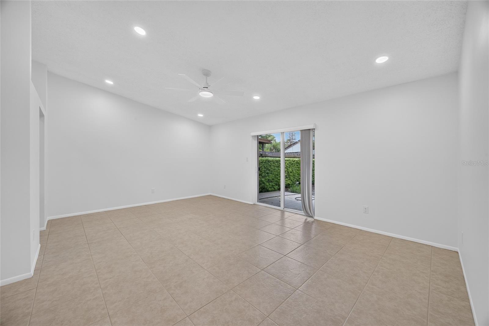 102 Edgewater Cir Property Photo 3