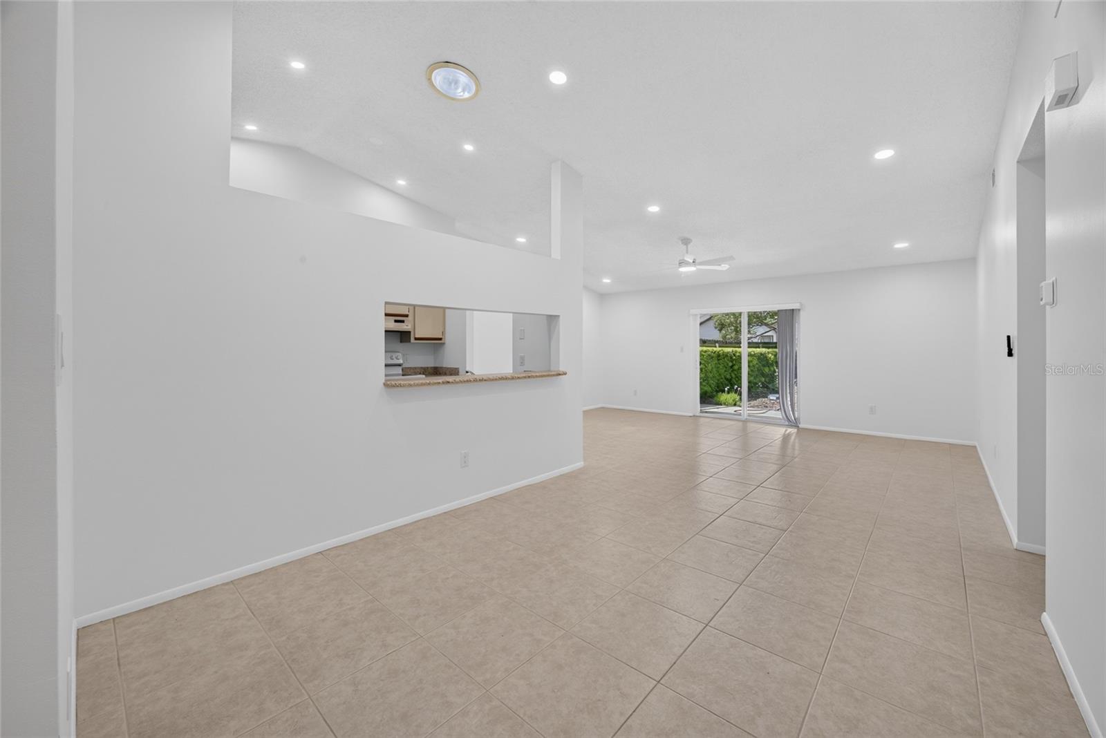 102 Edgewater Cir Property Photo 4