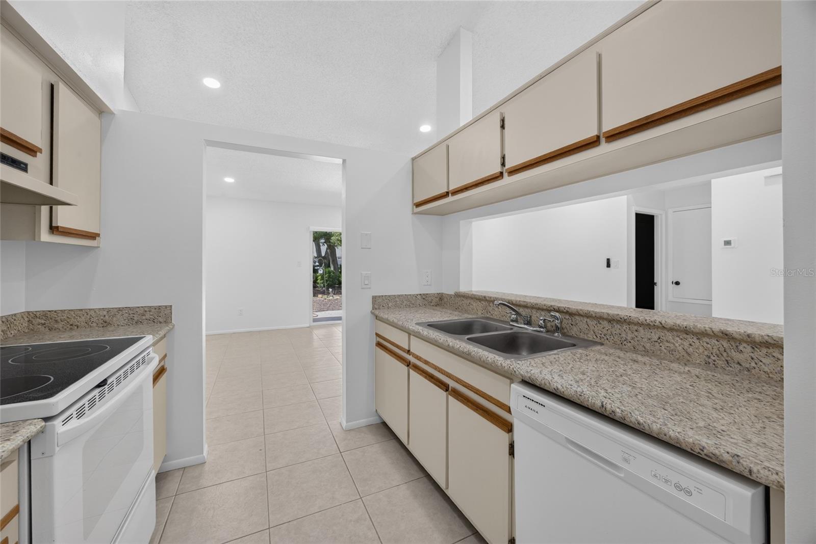 102 Edgewater Cir Property Photo 7