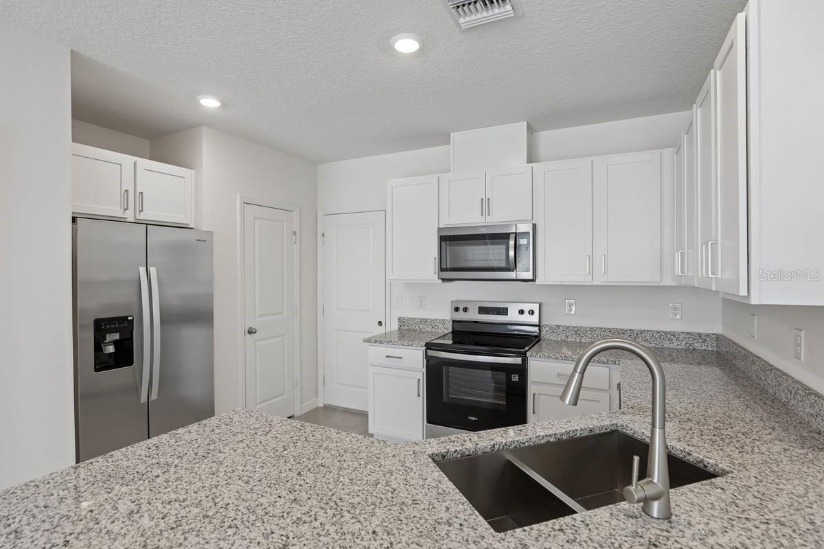 631 Meadows Edge Pl Property Photo 2