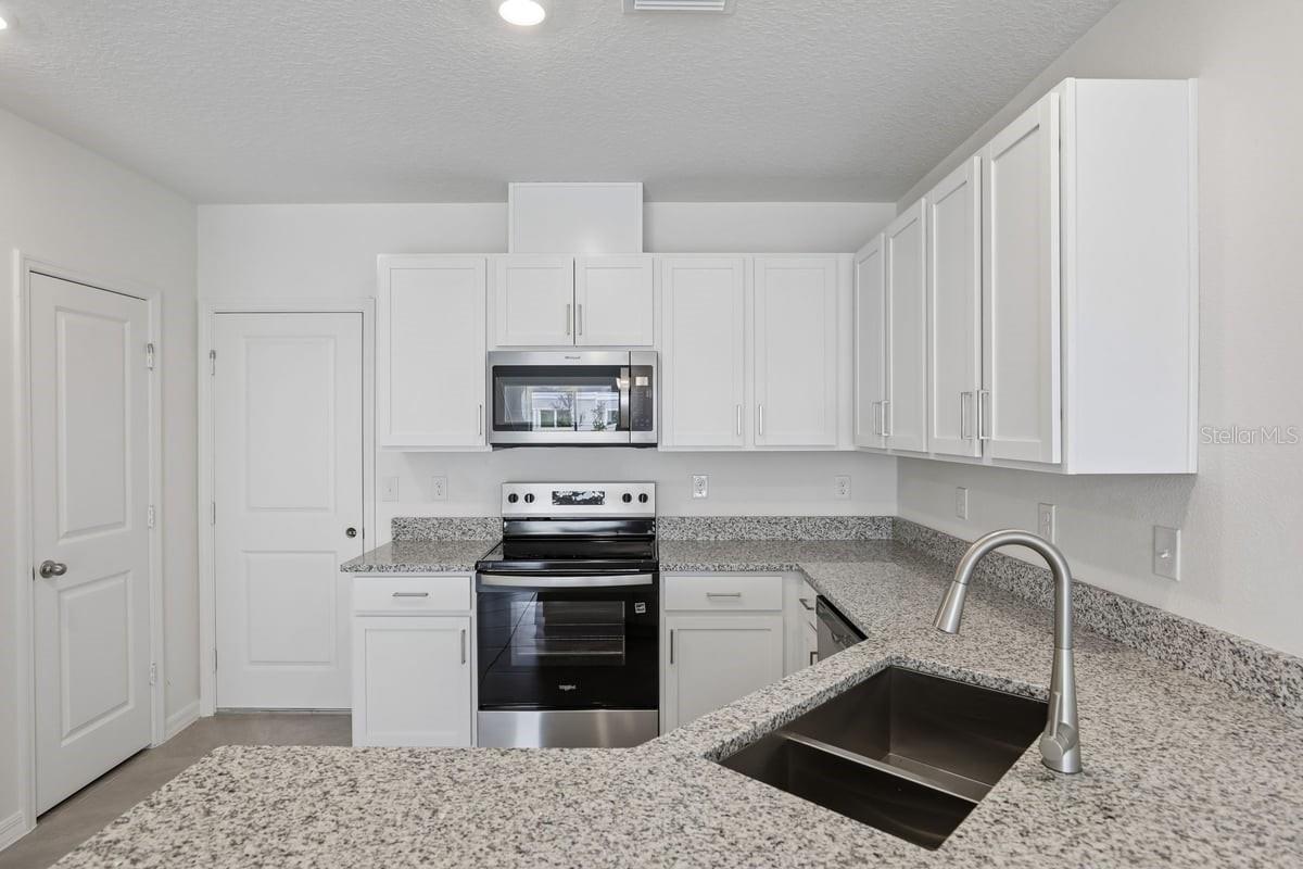 631 Meadows Edge Pl Property Photo 3