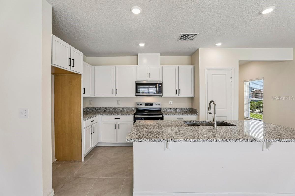 647 Meadows Edge Pl Property Photo 3