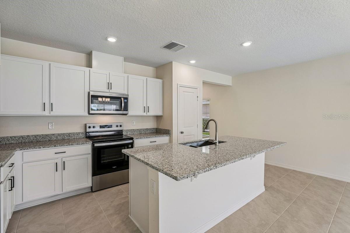 647 Meadows Edge Pl Property Photo 4