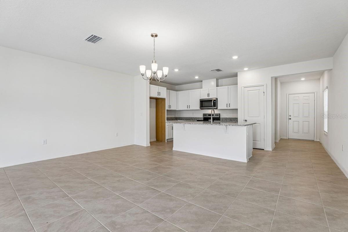 647 Meadows Edge Pl Property Photo 6