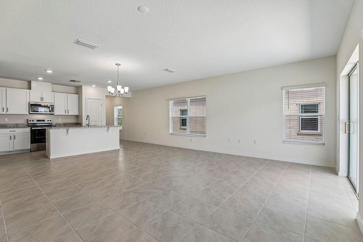 647 Meadows Edge Pl Property Photo 7