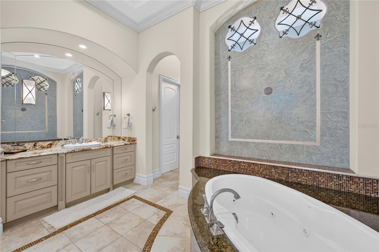 6113 Grosvenor Shore Dr Property Photo 38