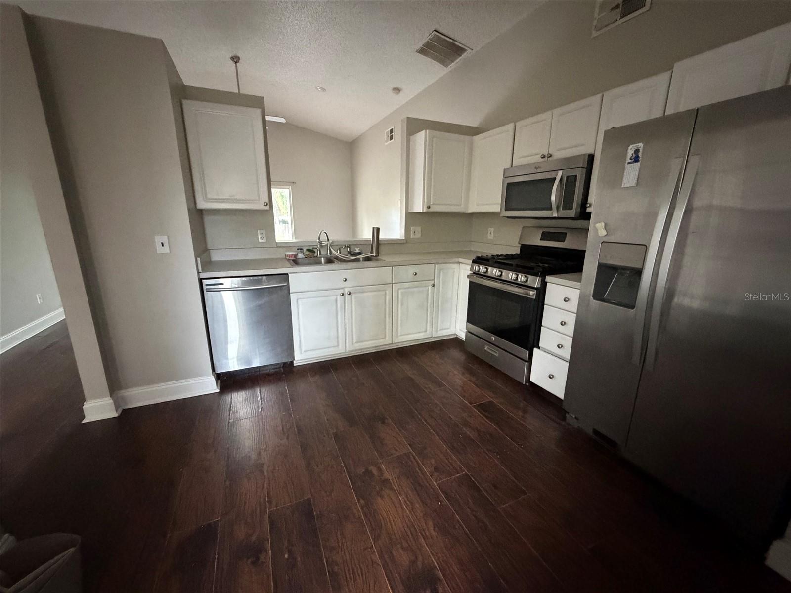 4185 Shadow Creek Cir Property Photo 3