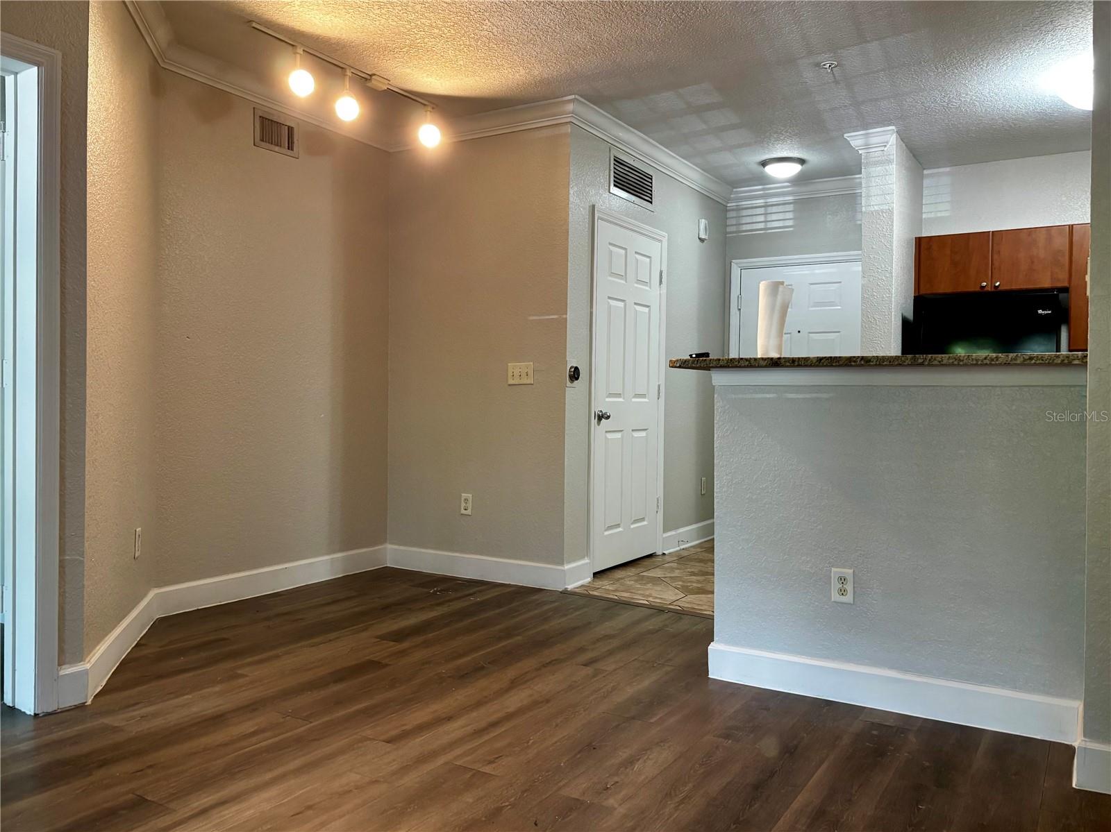 304 E South St #2019 Property Photo 4