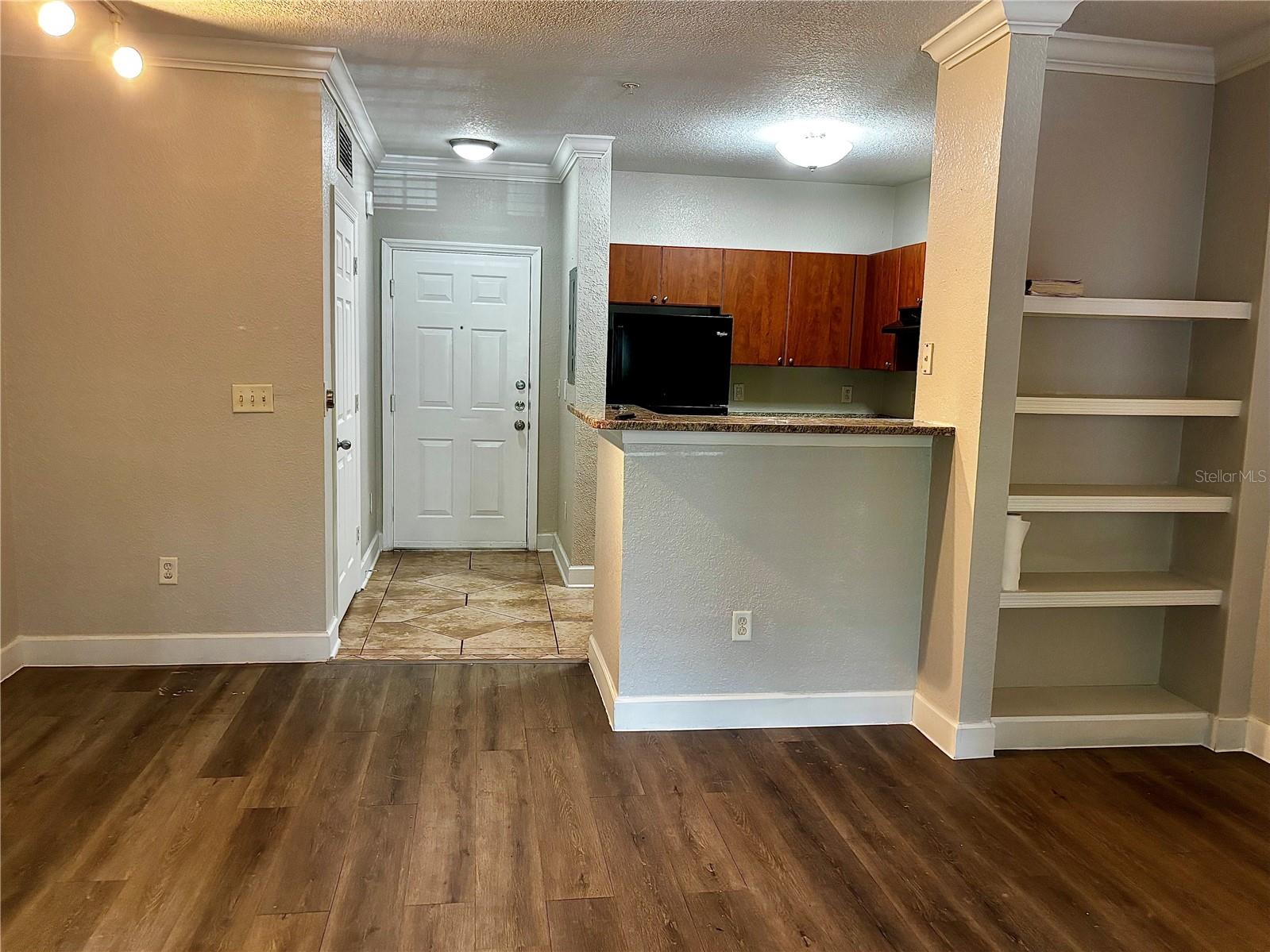 304 E South St #2019 Property Photo 5