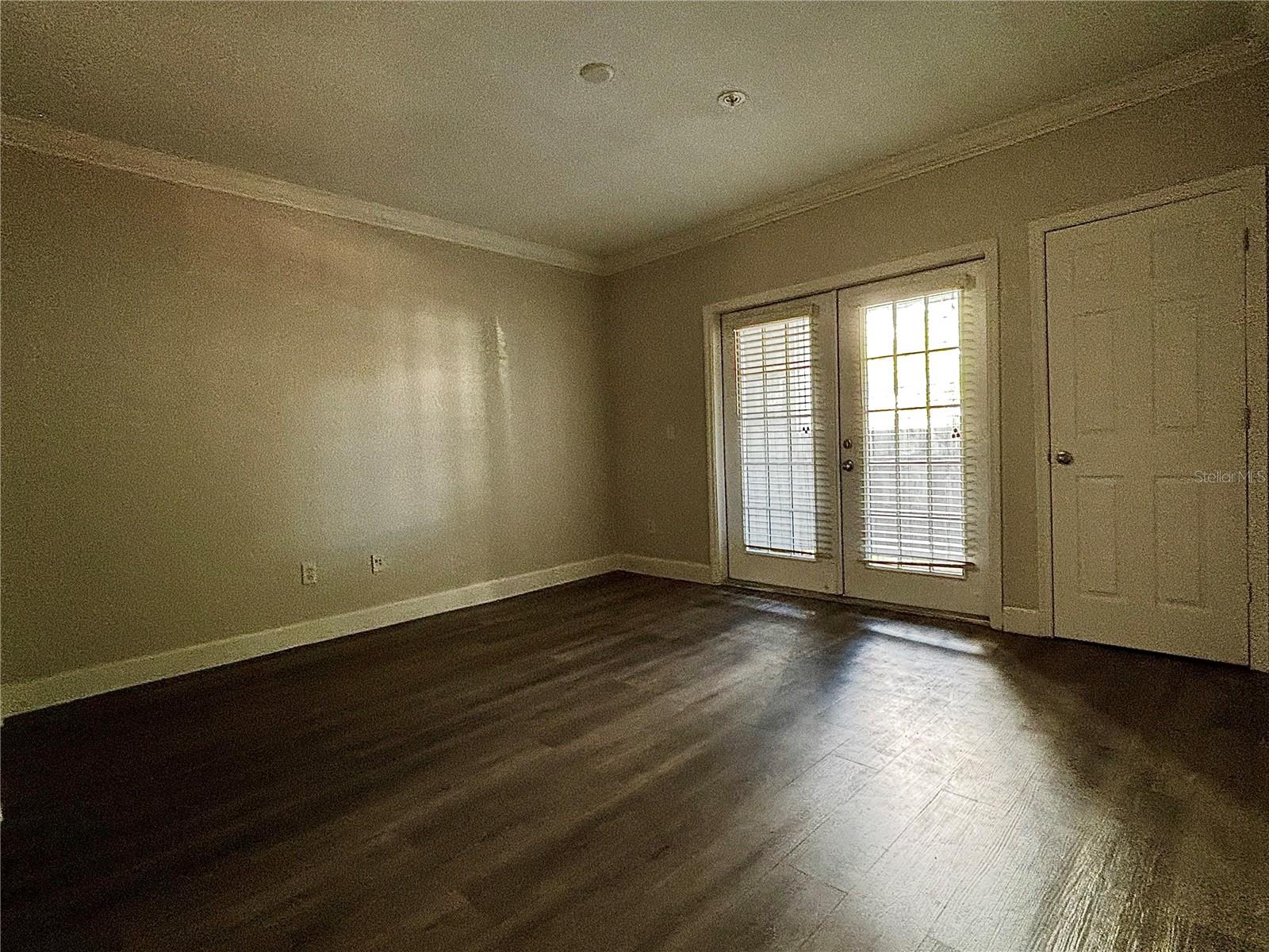 304 E South St #2019 Property Photo 6
