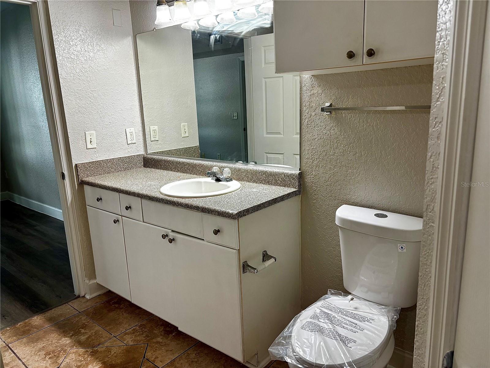 304 E South St #2019 Property Photo 8
