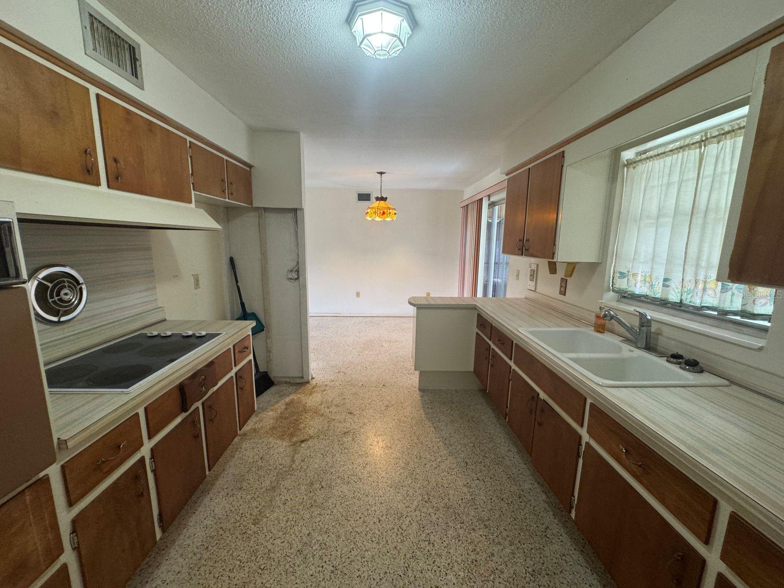 230 E Roberts St Property Photo 7