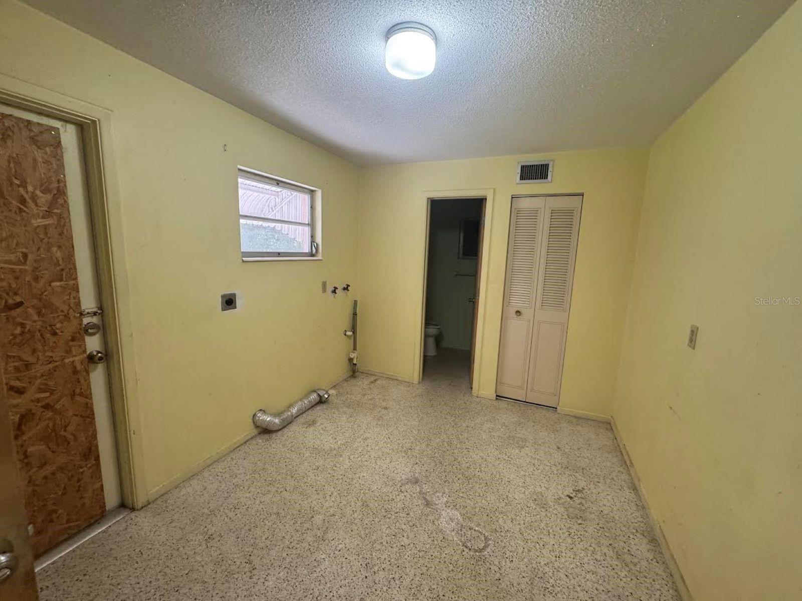 230 E Roberts St Property Photo 13