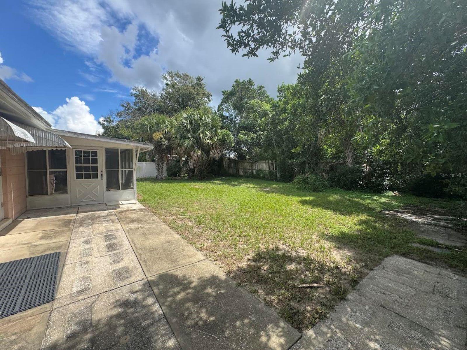 230 E Roberts St Property Photo 17
