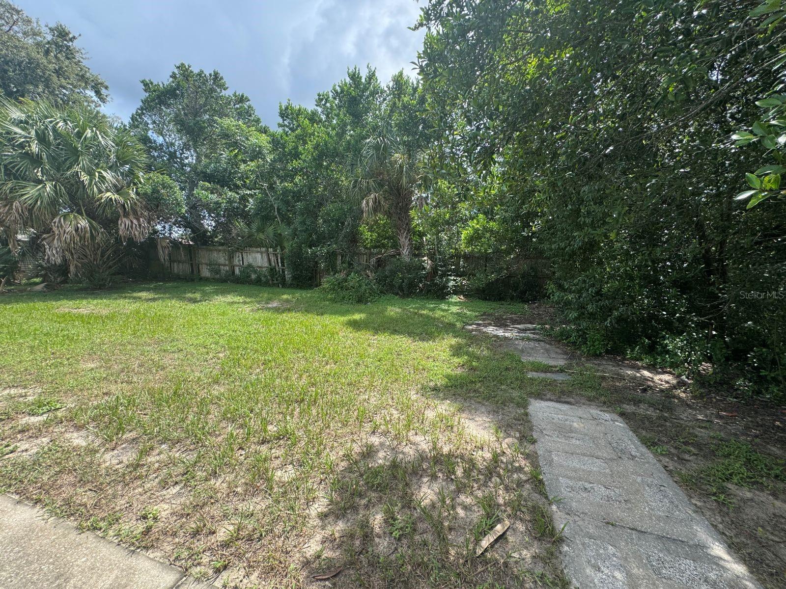 230 E Roberts St Property Photo 18