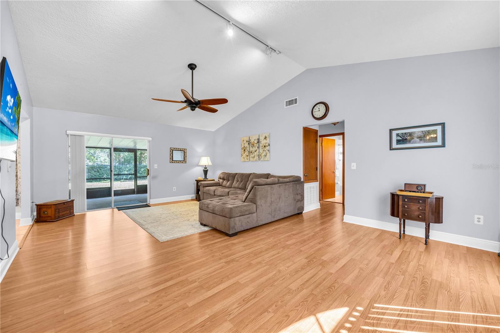 2430 Kalch Ct Property Photo 6