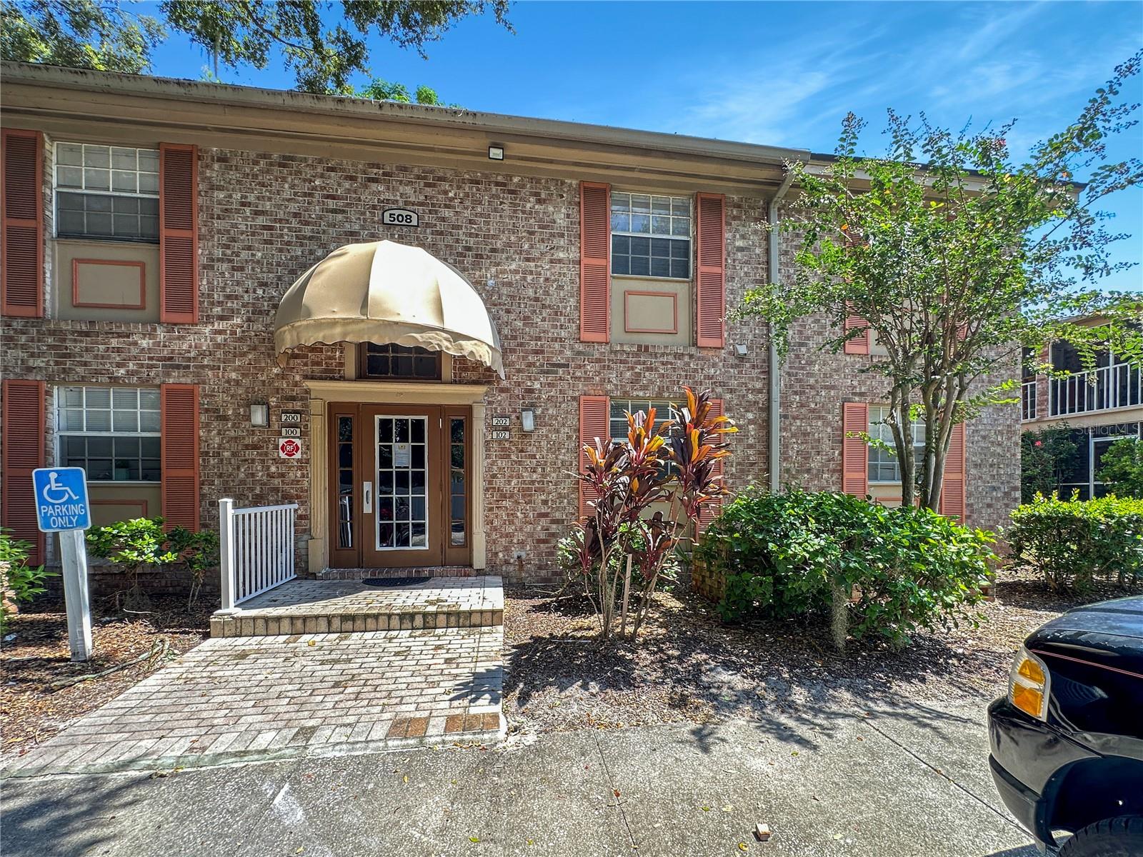 508 Banyon Tree Cir #200 Property Photo 1