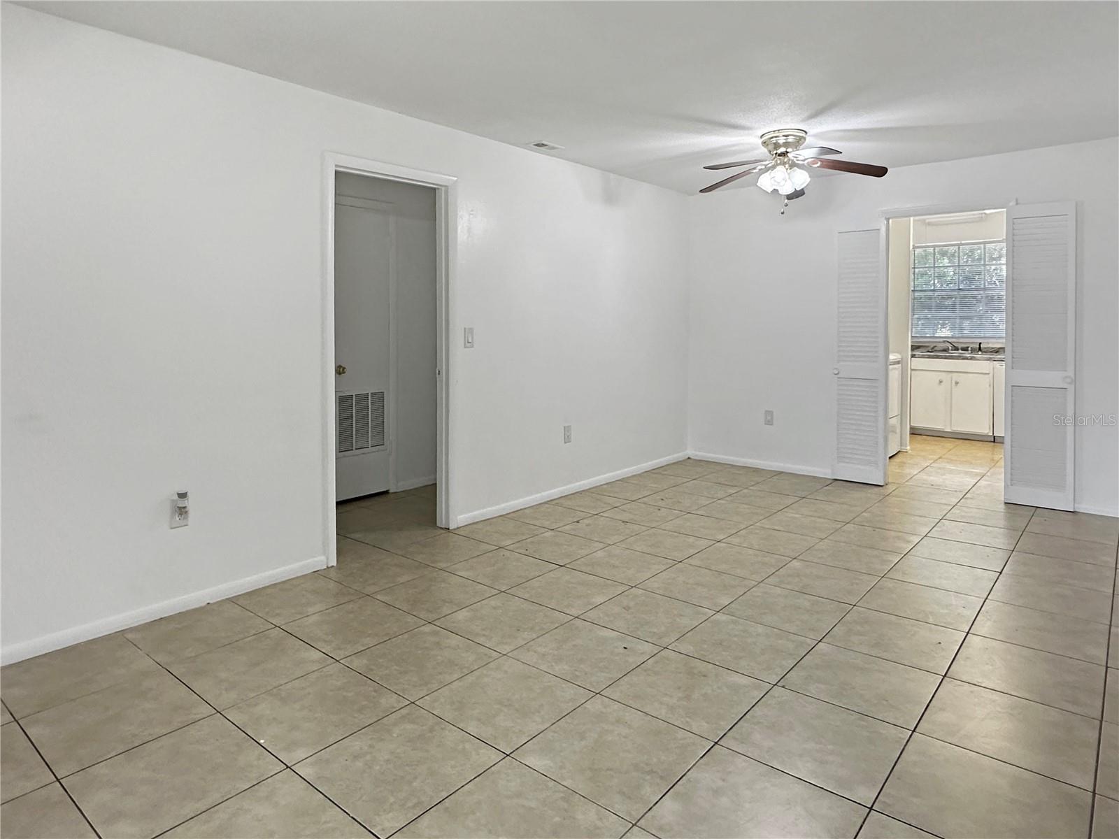 508 Banyon Tree Cir #200 Property Photo 3