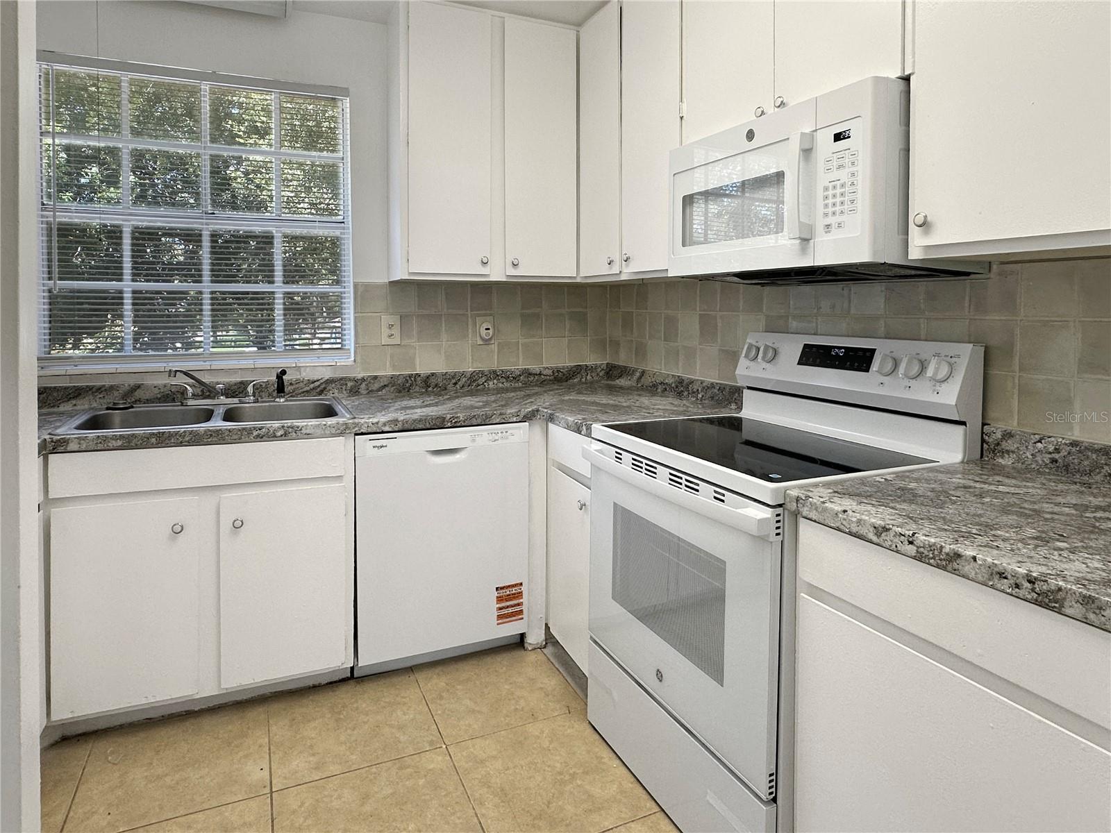 508 Banyon Tree Cir #200 Property Photo 5