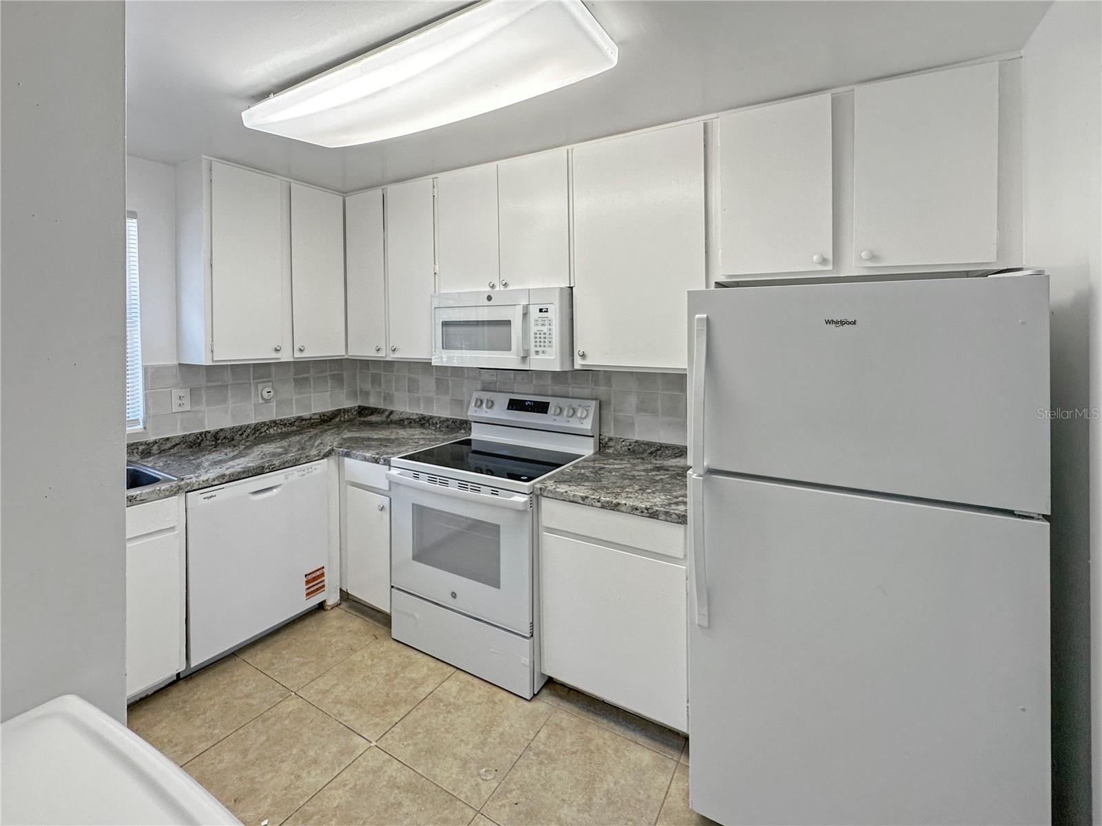 508 Banyon Tree Cir #200 Property Photo 6