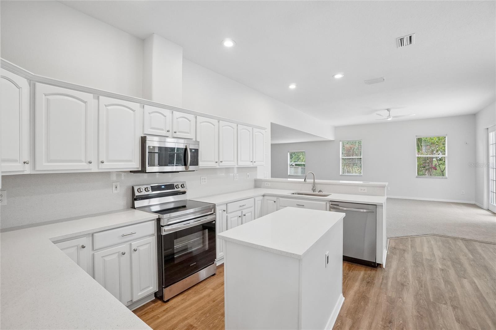 17718 Crystal Cove Pl Property Photo 3