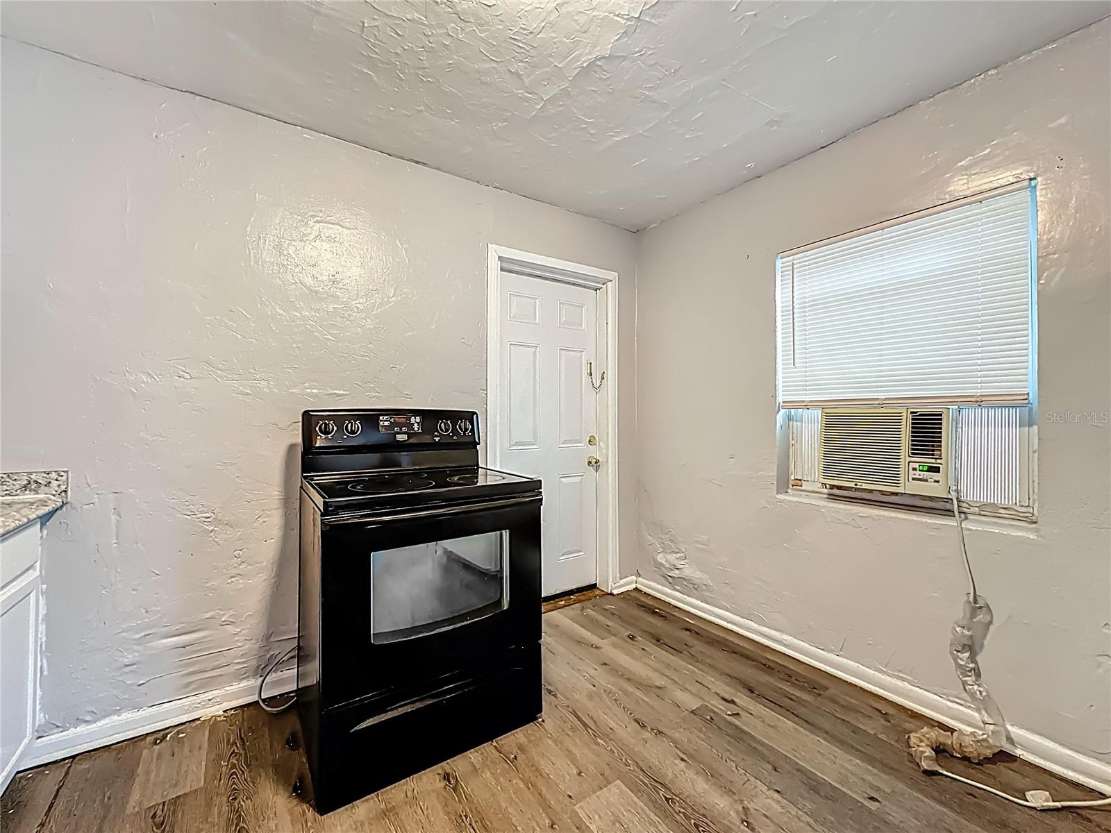 1546 Ella St Property Photo 8