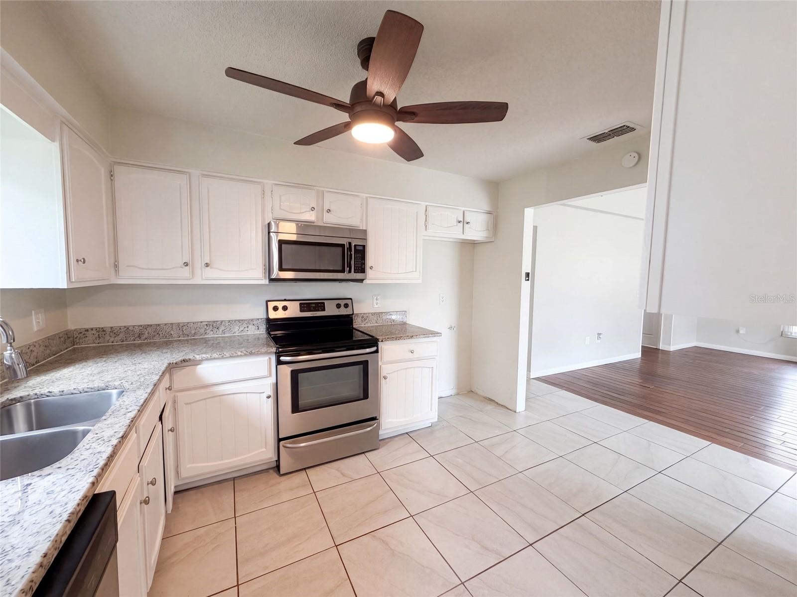 4610 Devon Ave Property Photo 10