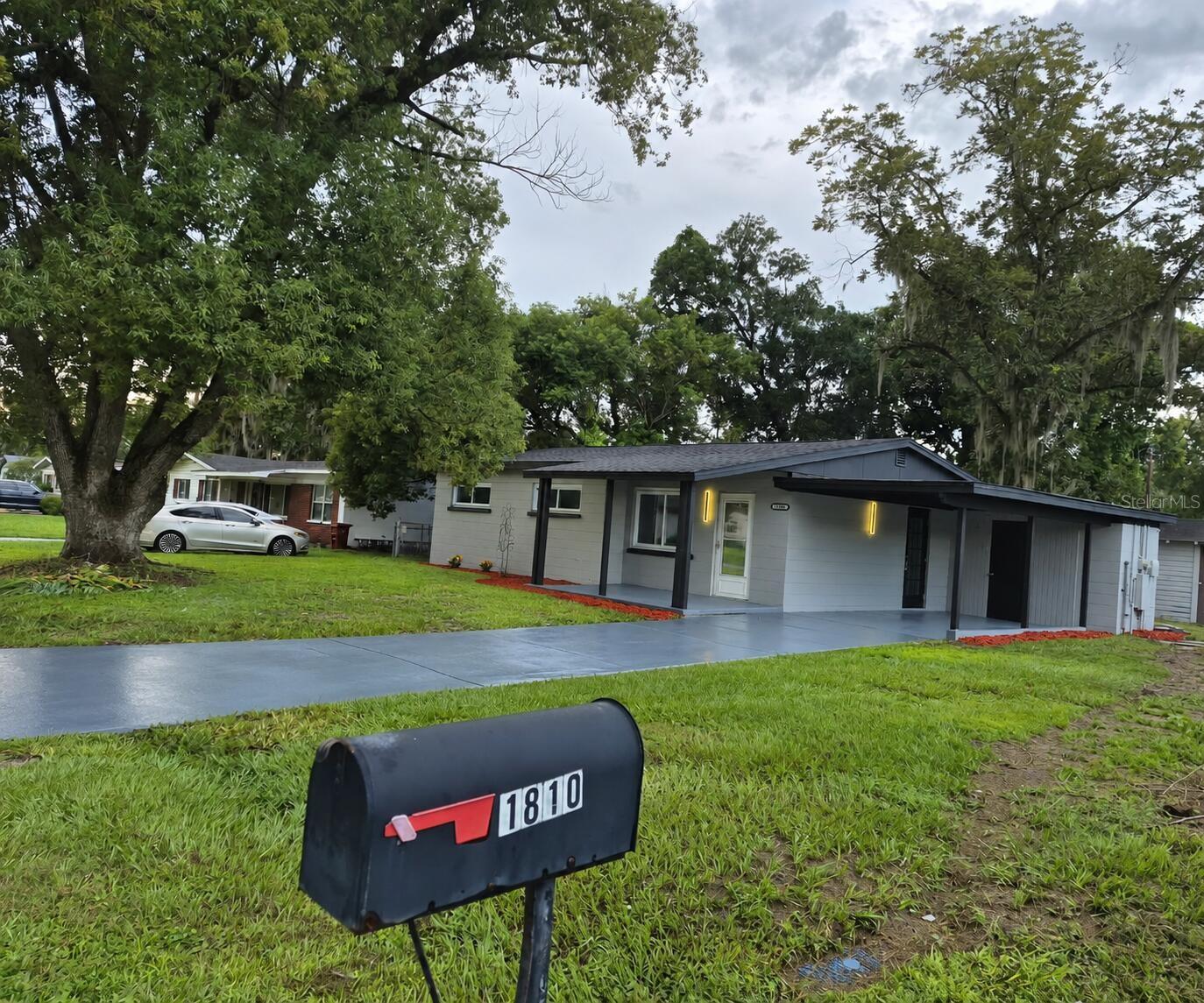 1810 E Carol Dr Property Photo 2