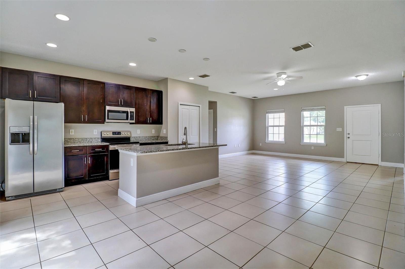 528 Finch Ln Property Photo 3