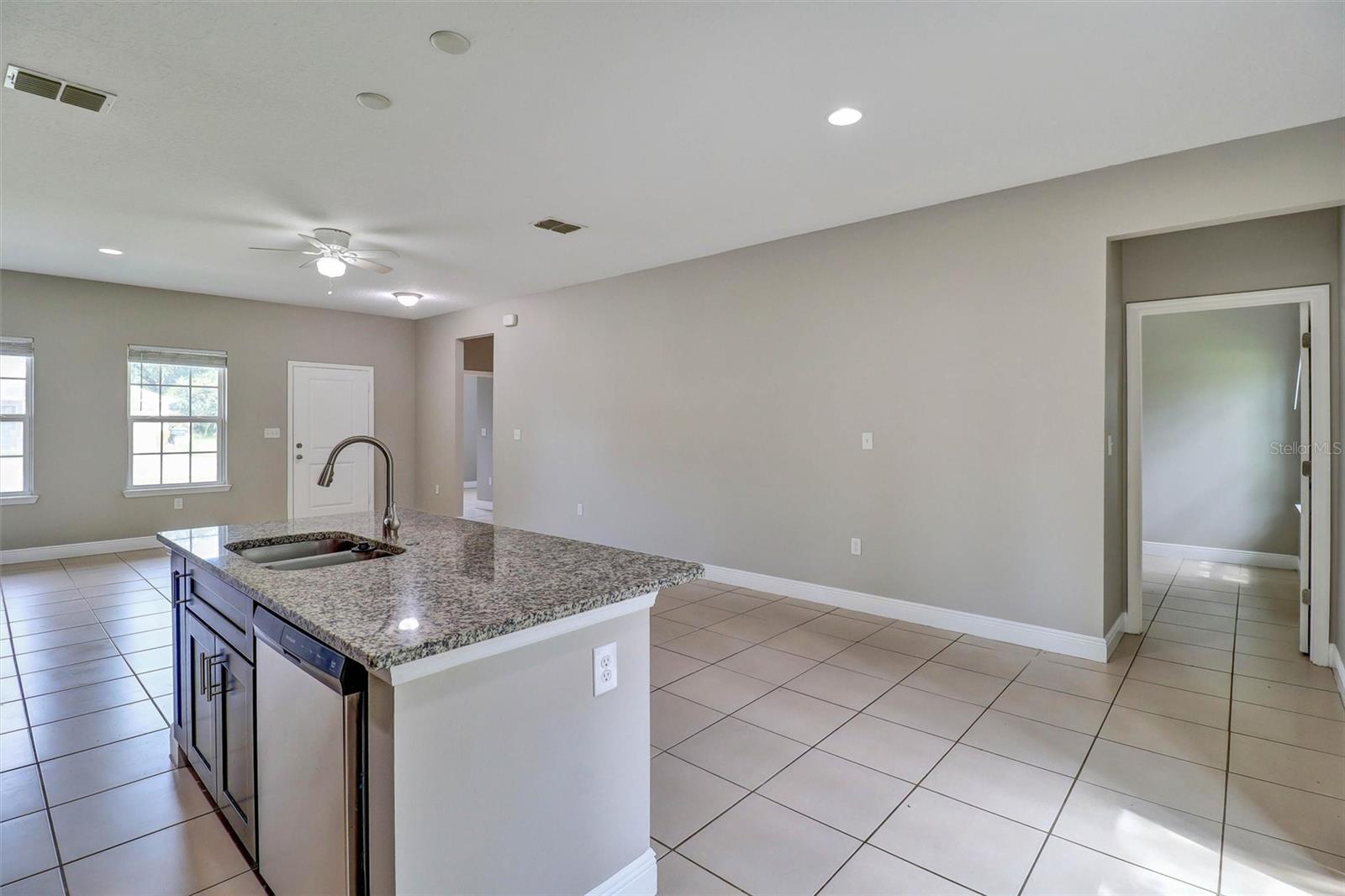 528 Finch Ln Property Photo 4
