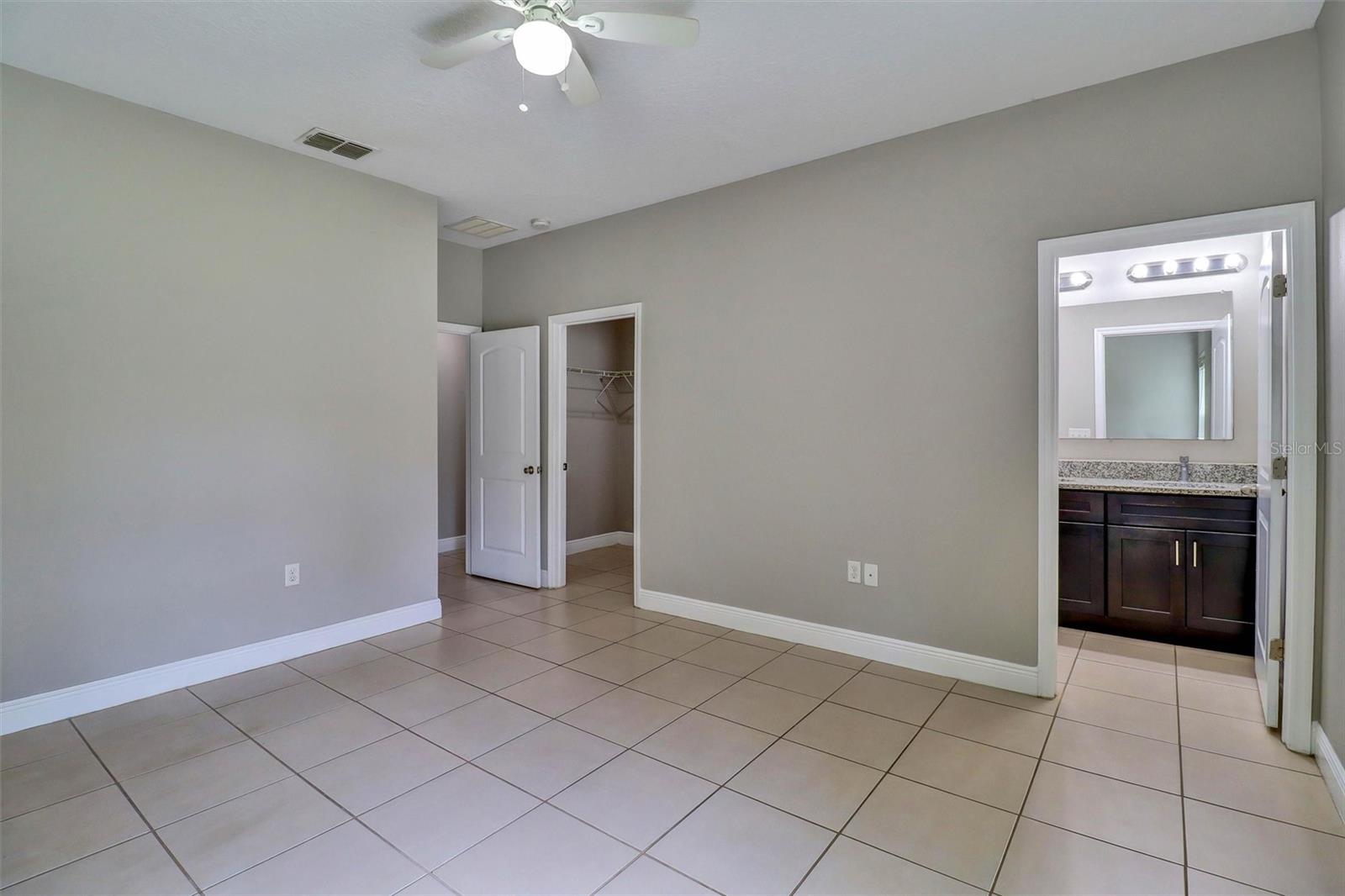 528 Finch Ln Property Photo 7
