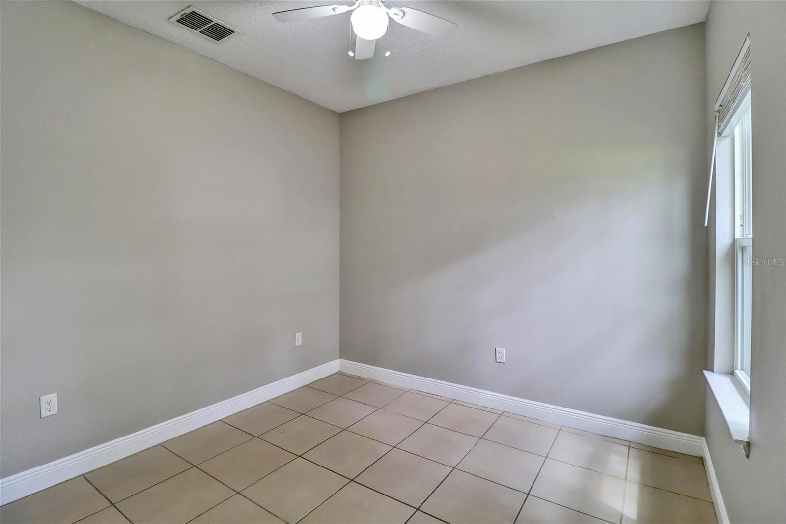 528 Finch Ln Property Photo 16