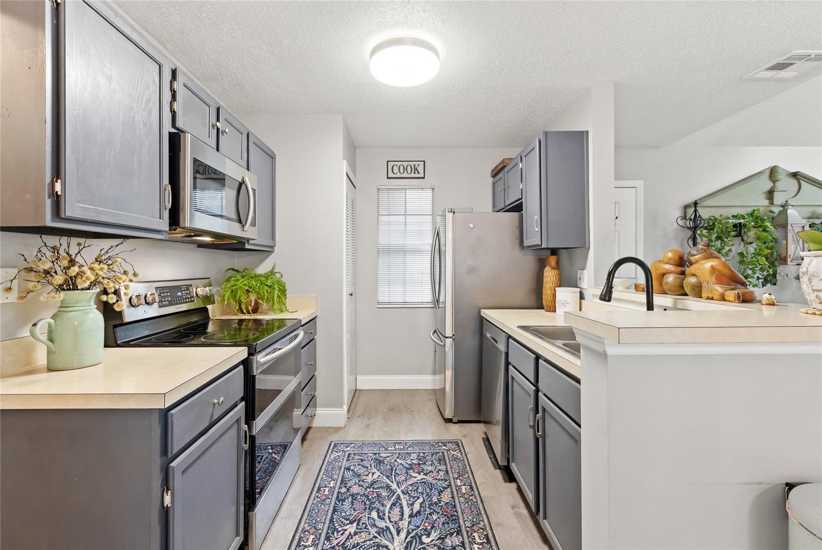 956 Forest Ridge Ct #206 Property Photo 6