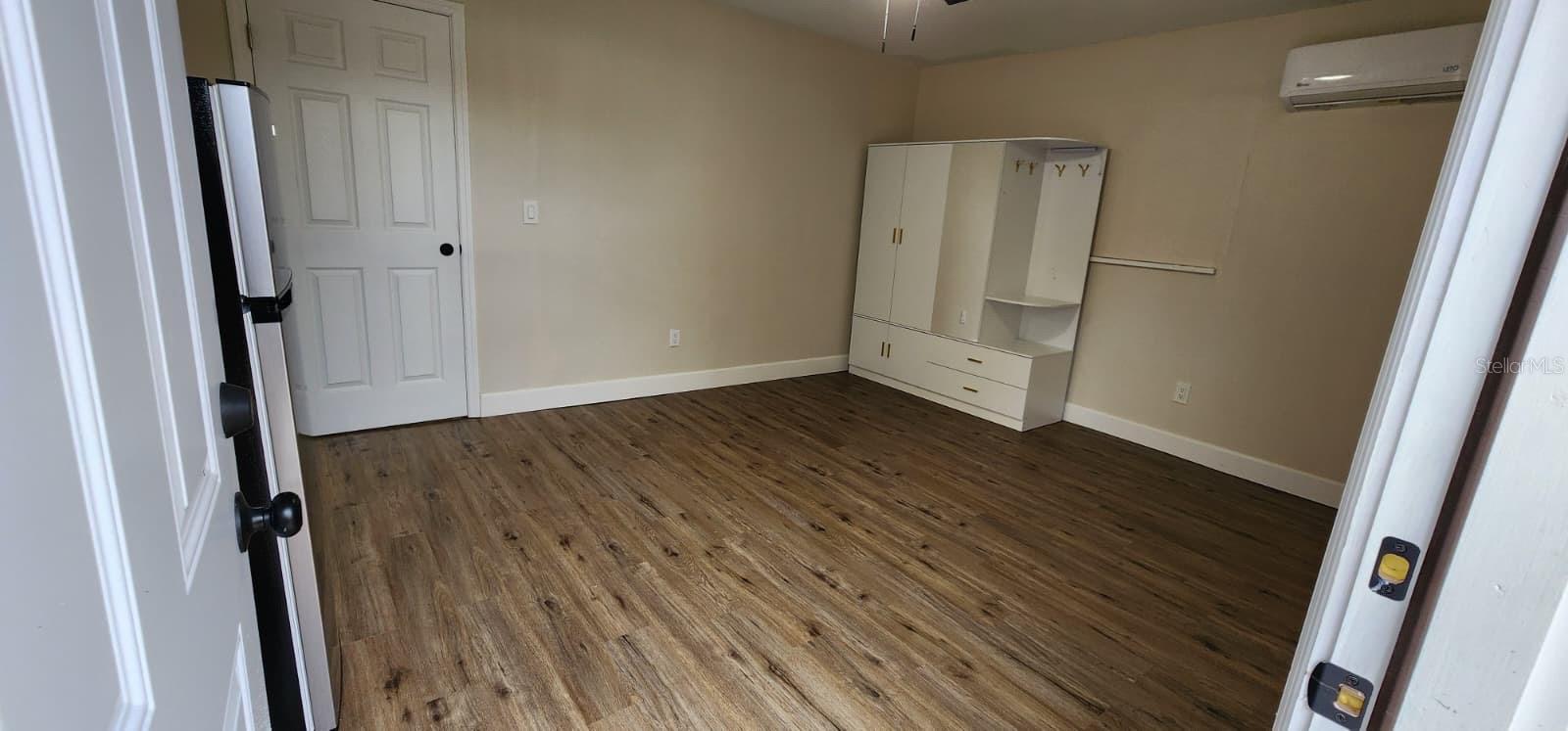 O6443932 Property Photo 11