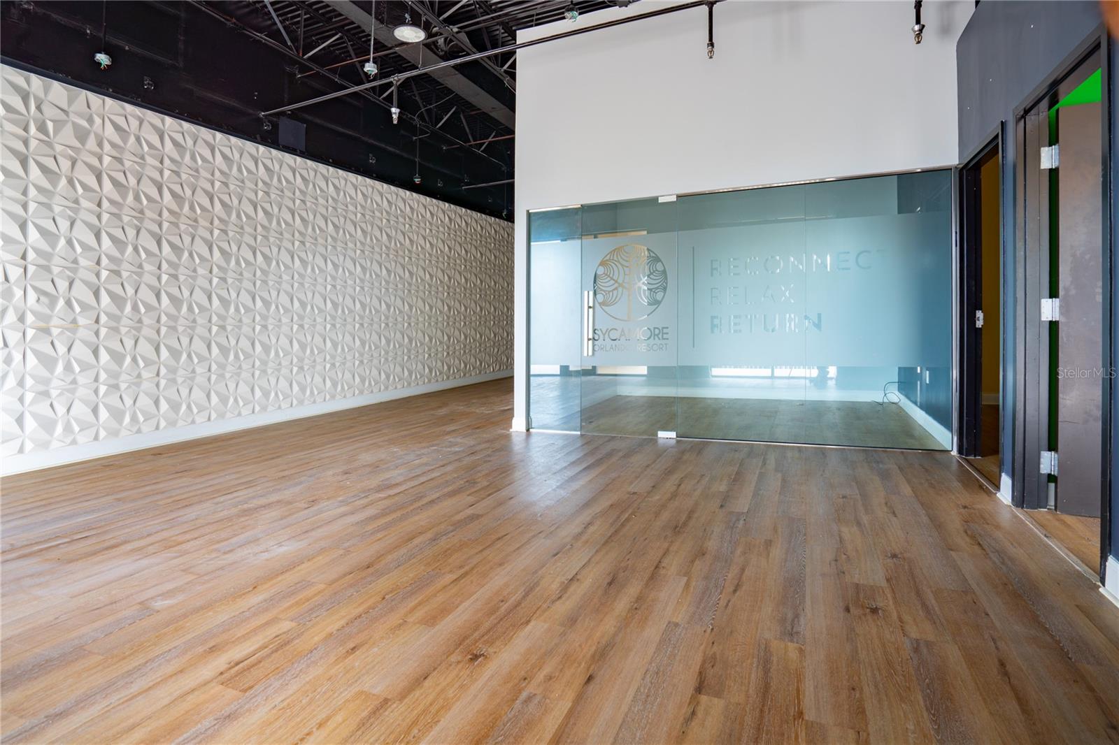 O6444013 Property Photo 2