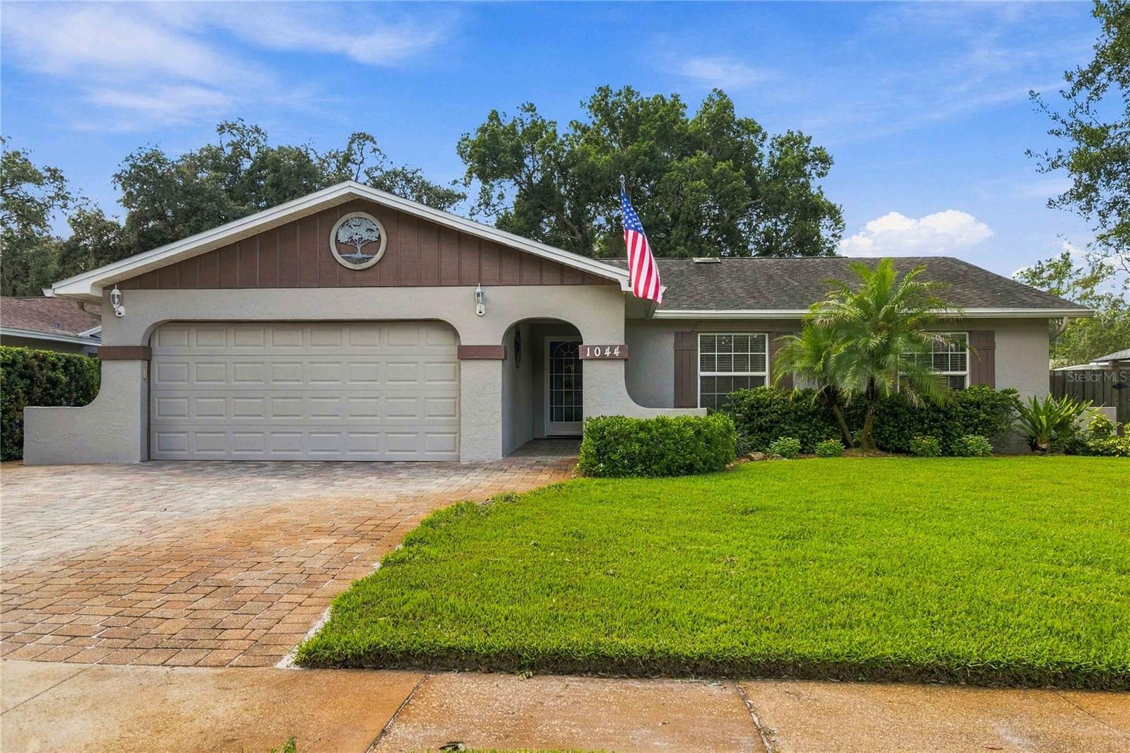 1044 FOREST CIR Property Photo 1