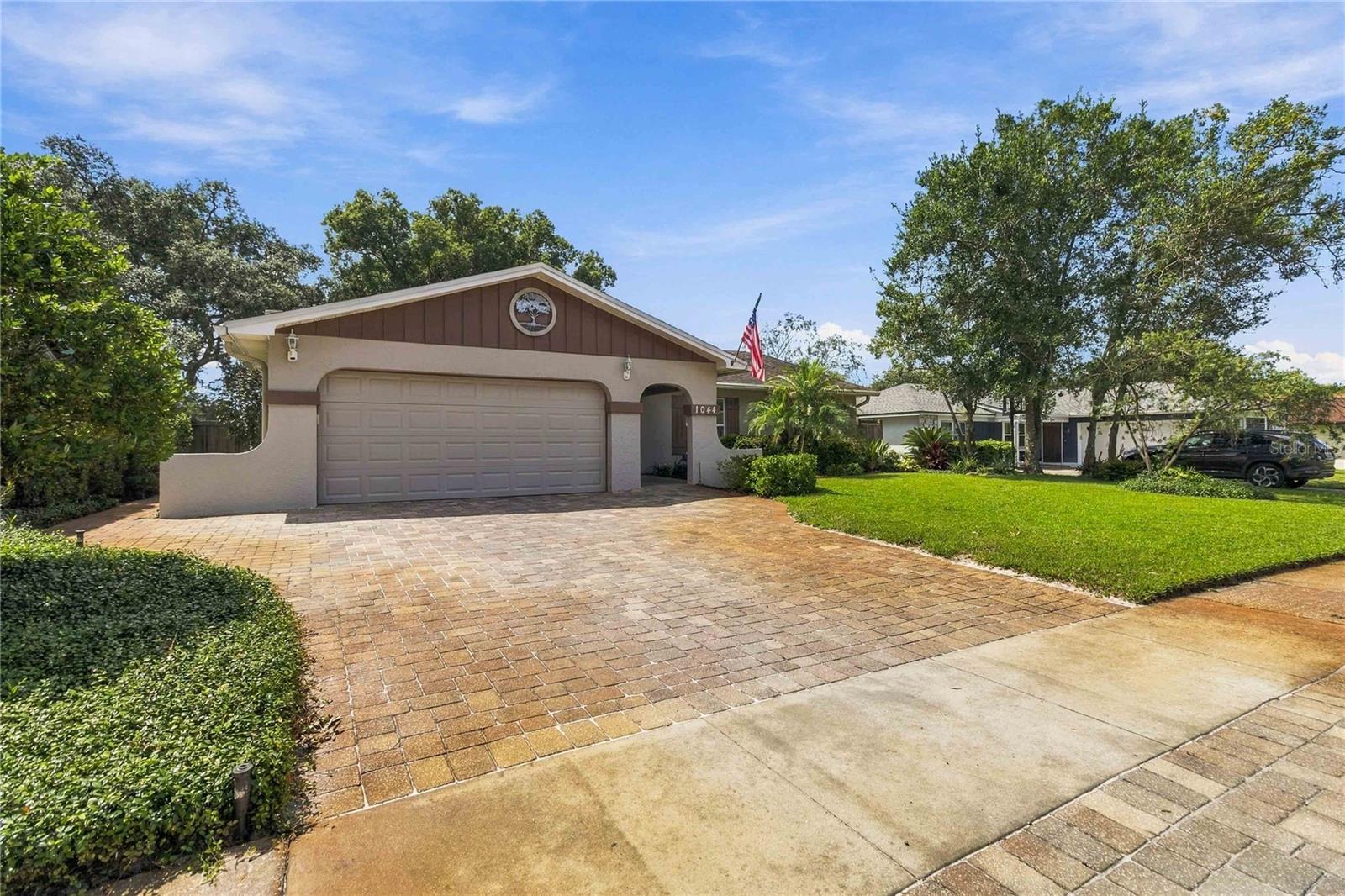 1044 Forest Cir Property Photo 3