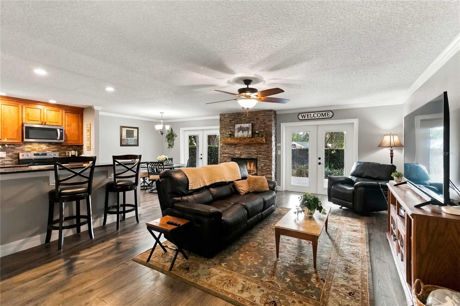 1044 Forest Cir Property Photo 4