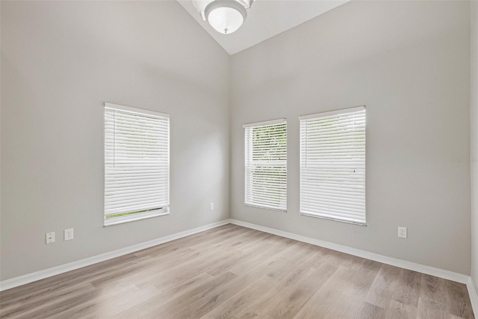 16102 Warden Pl Property Photo 5