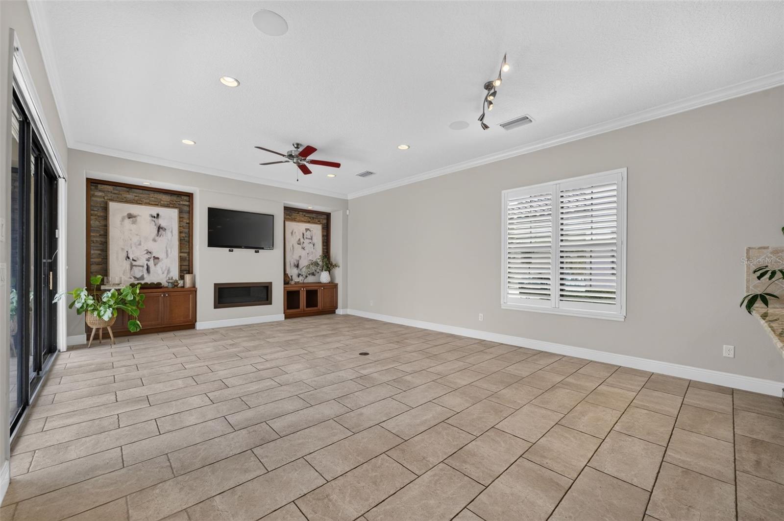 630 Live Oak St Property Photo 7