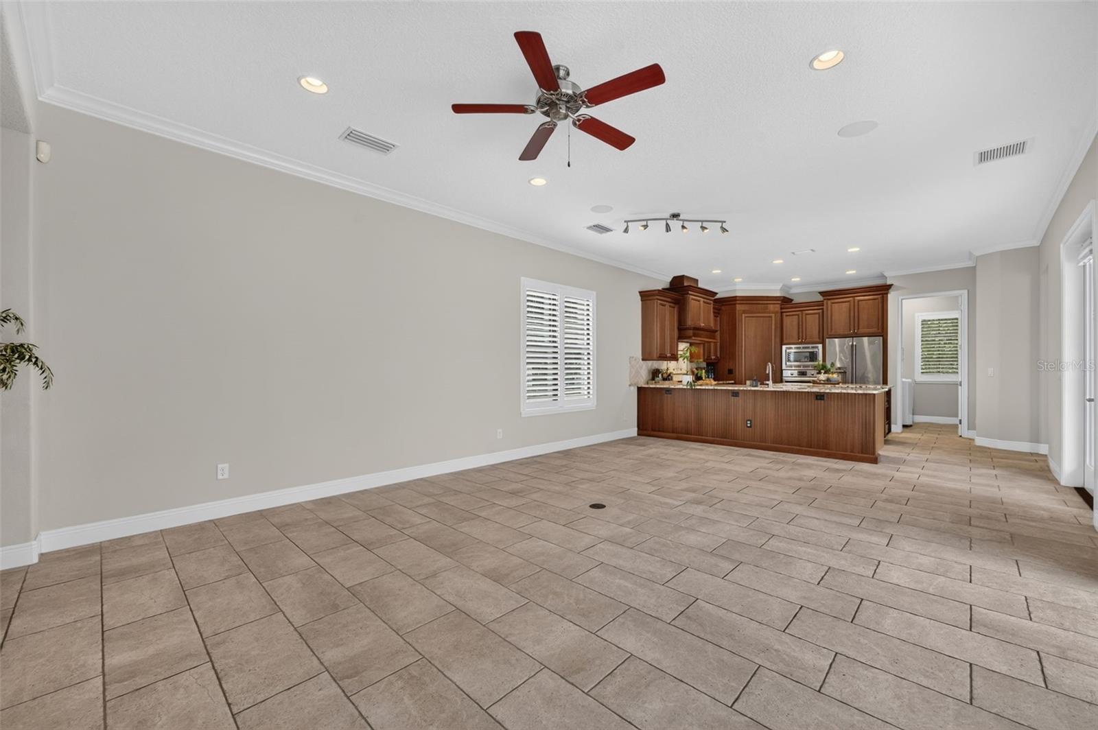 630 Live Oak St Property Photo 10