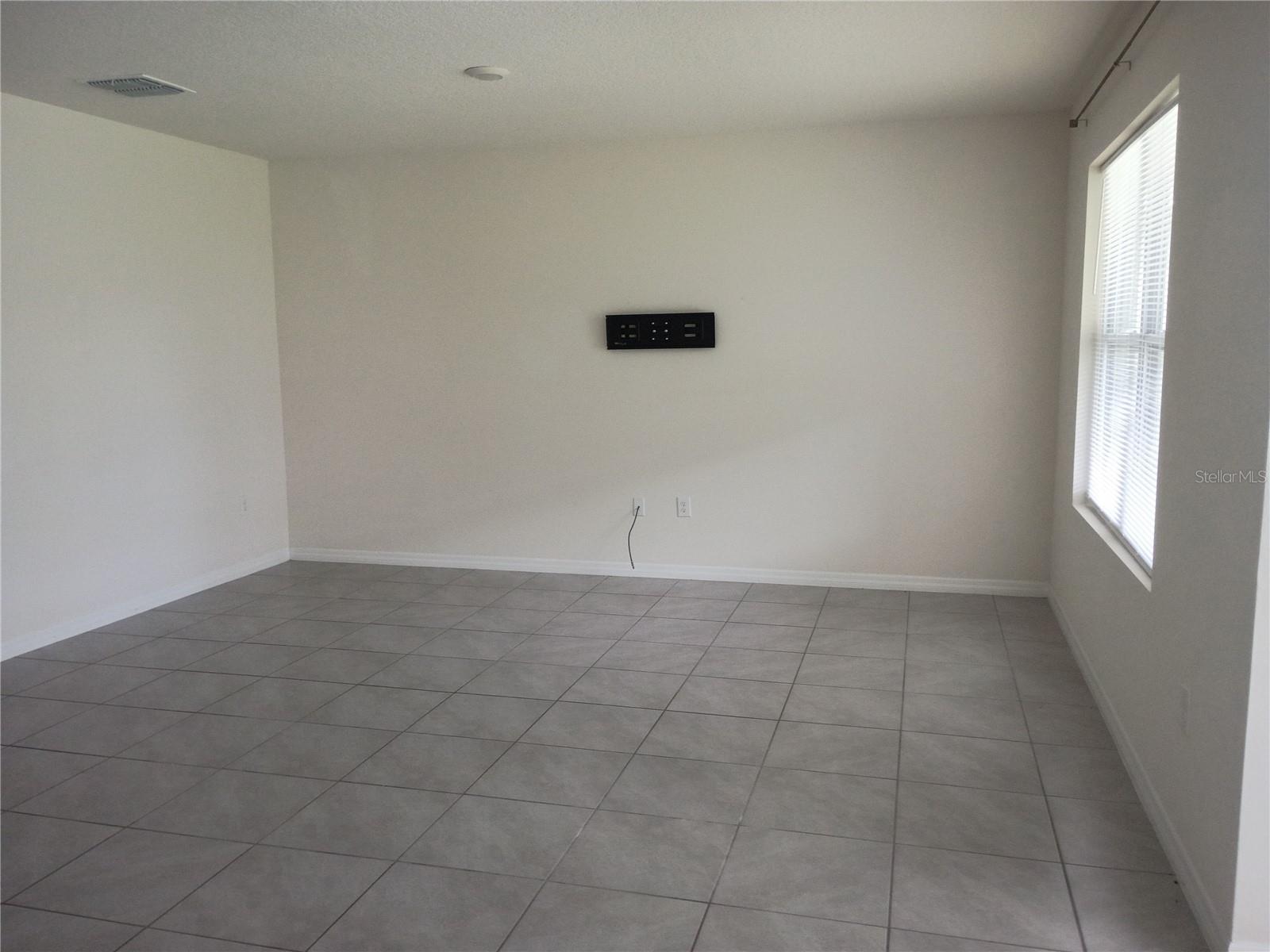 2637 Rowan St Property Photo 2