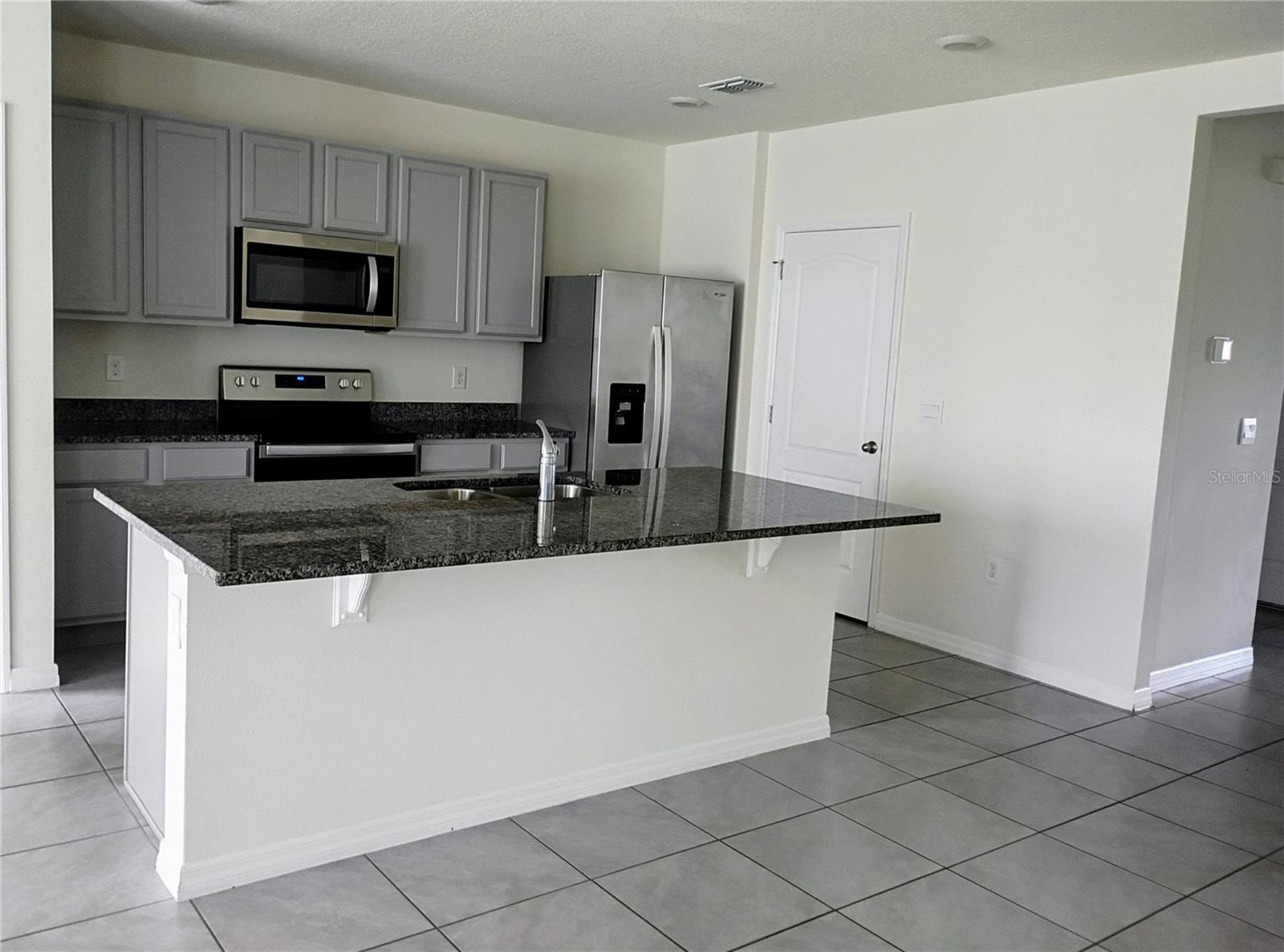 2637 Rowan St Property Photo 3