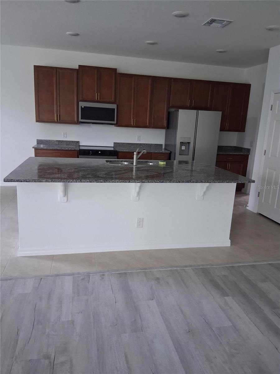 O6444327 Property Photo 2