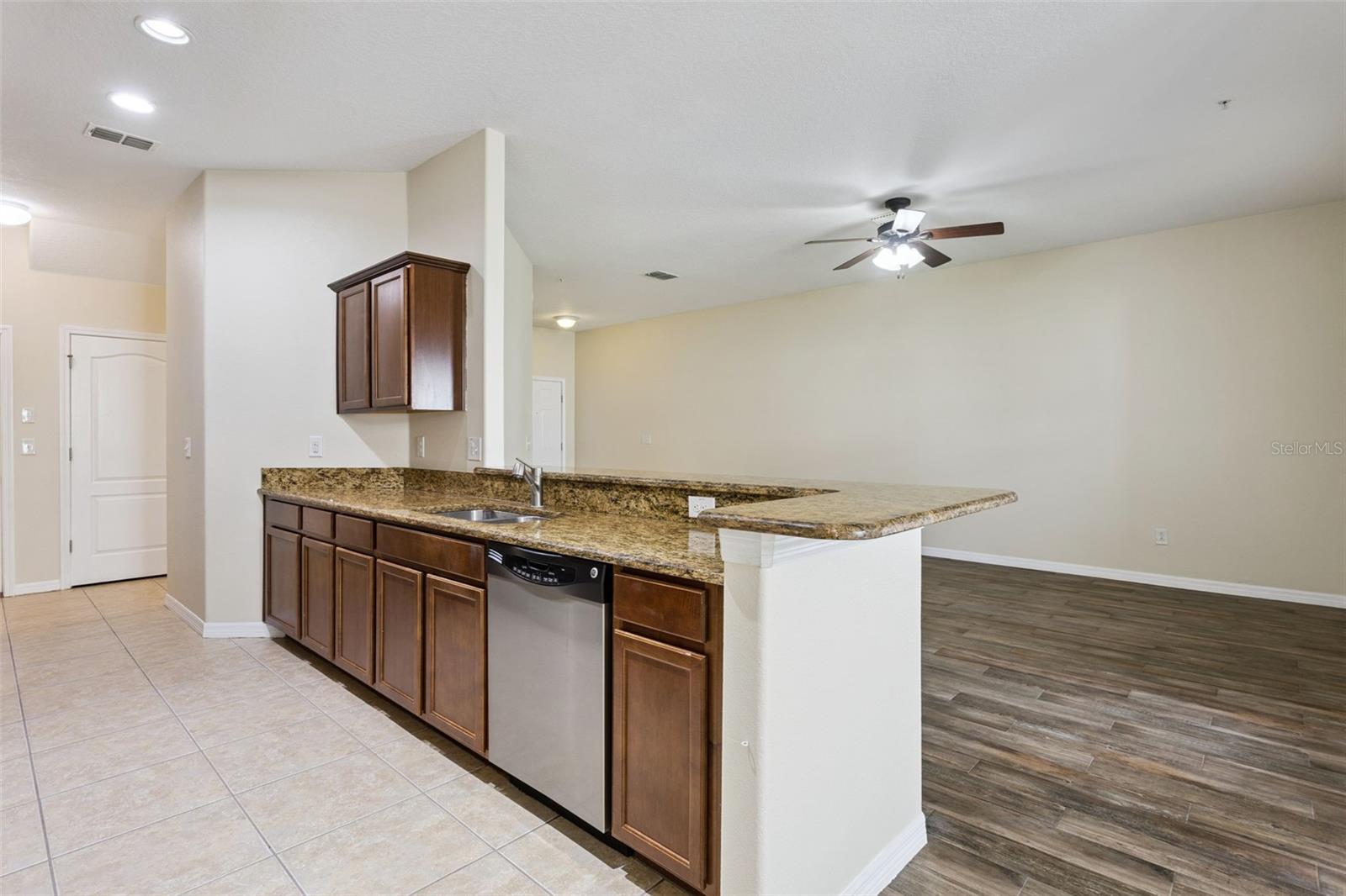15515 Campden St Property Photo 9