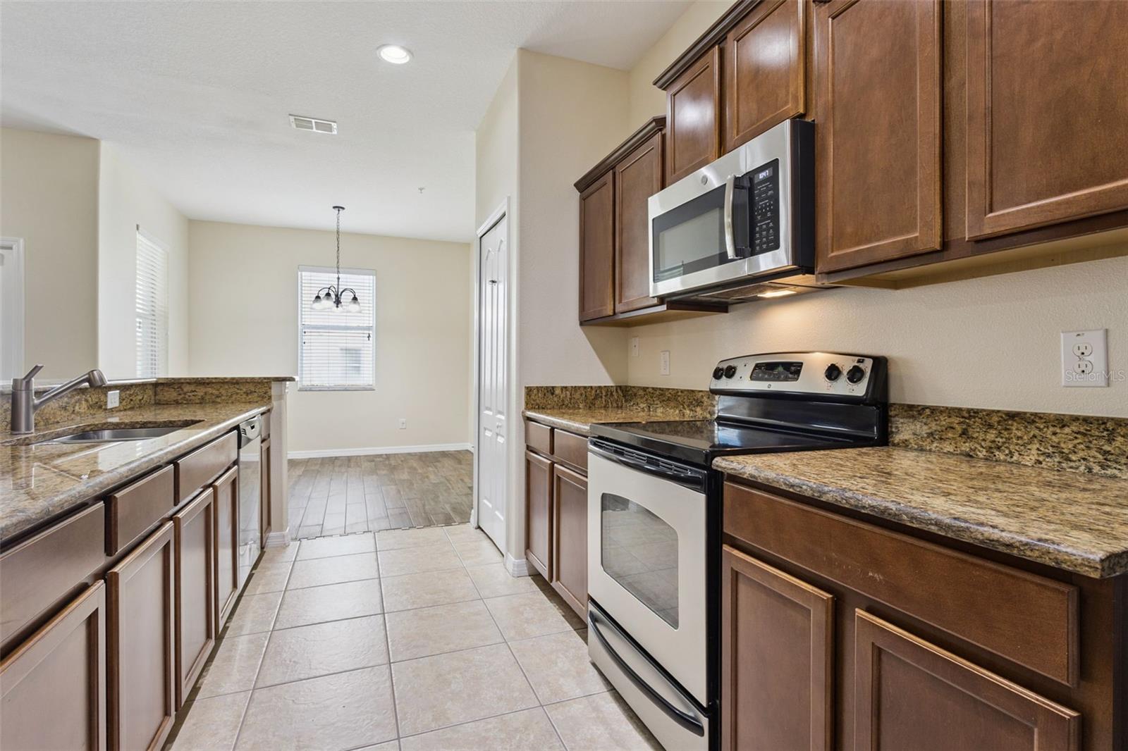 15515 Campden St Property Photo 11