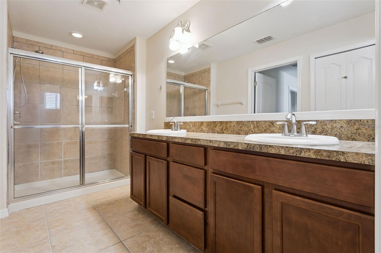 15515 Campden St Property Photo 26