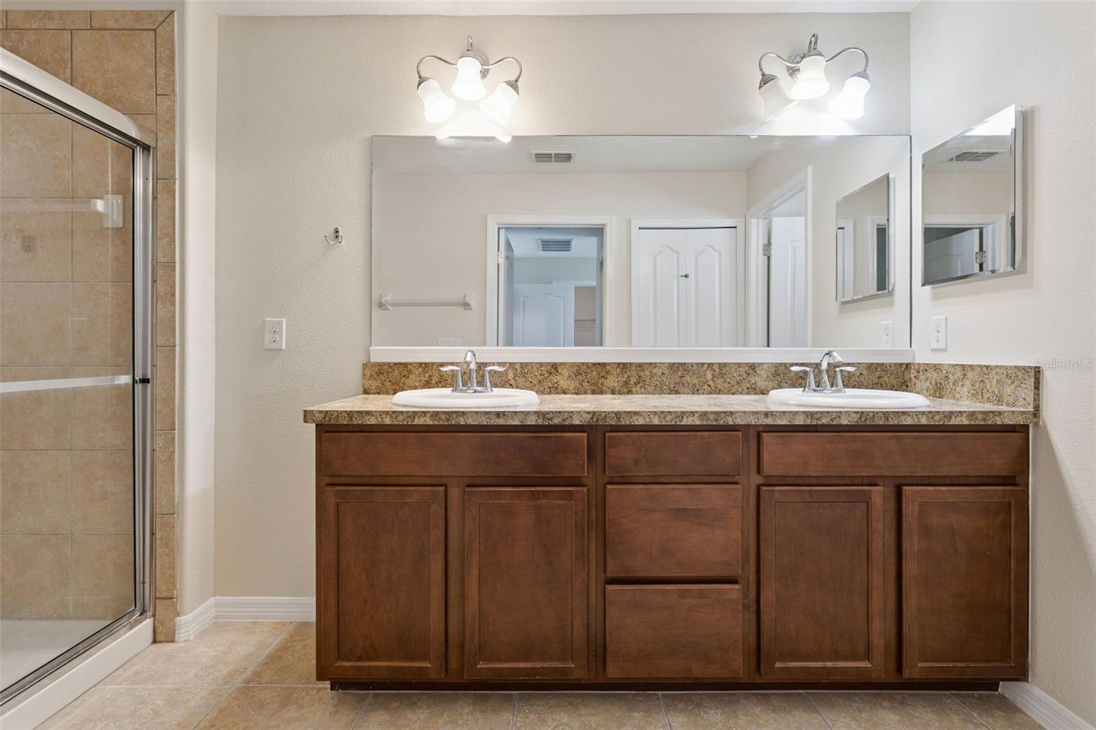 15515 Campden St Property Photo 27