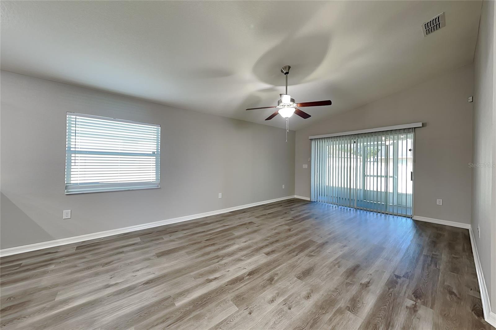 O6444429 Property Photo 4
